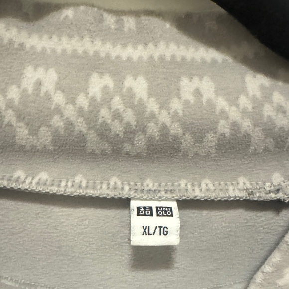 Uniqlo Men's Turtleneck Sweater in Gray Pattern - Picture 2 of 4